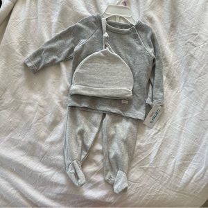 Carter’s 3 Piece Sweat Suit (Shirt, Hat, Pants) / Light Grey / 9 Months
